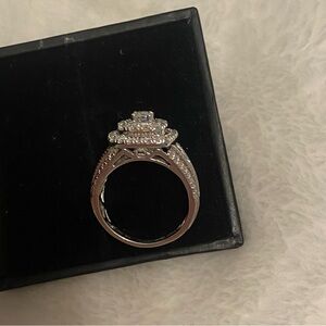 Elegant white to gold and Diamond Ring
Brand new